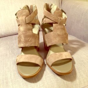 Hinge block sandals. Summer sandals . Like new.